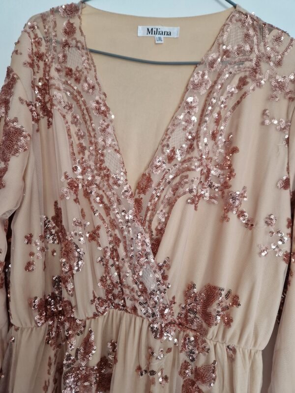 Robe beige à paillettes