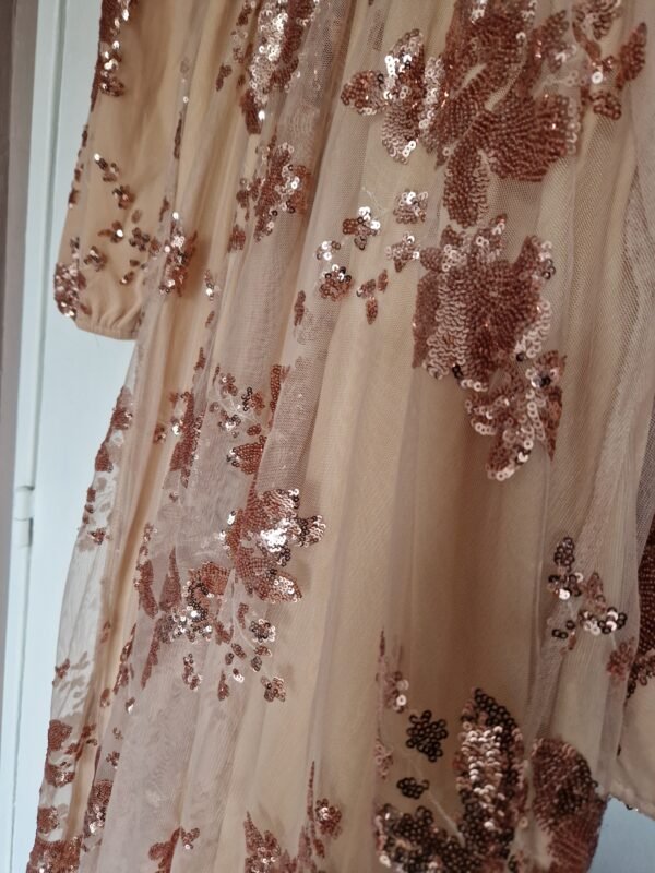 Robe beige à paillettes – Image 3