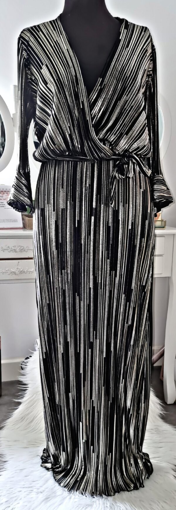 Robe longue noire et dorée – Image 7
